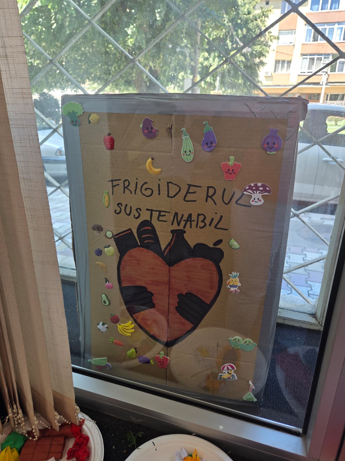 Detaliu cu frigiderul sustenabil decorat cu alimente desenate