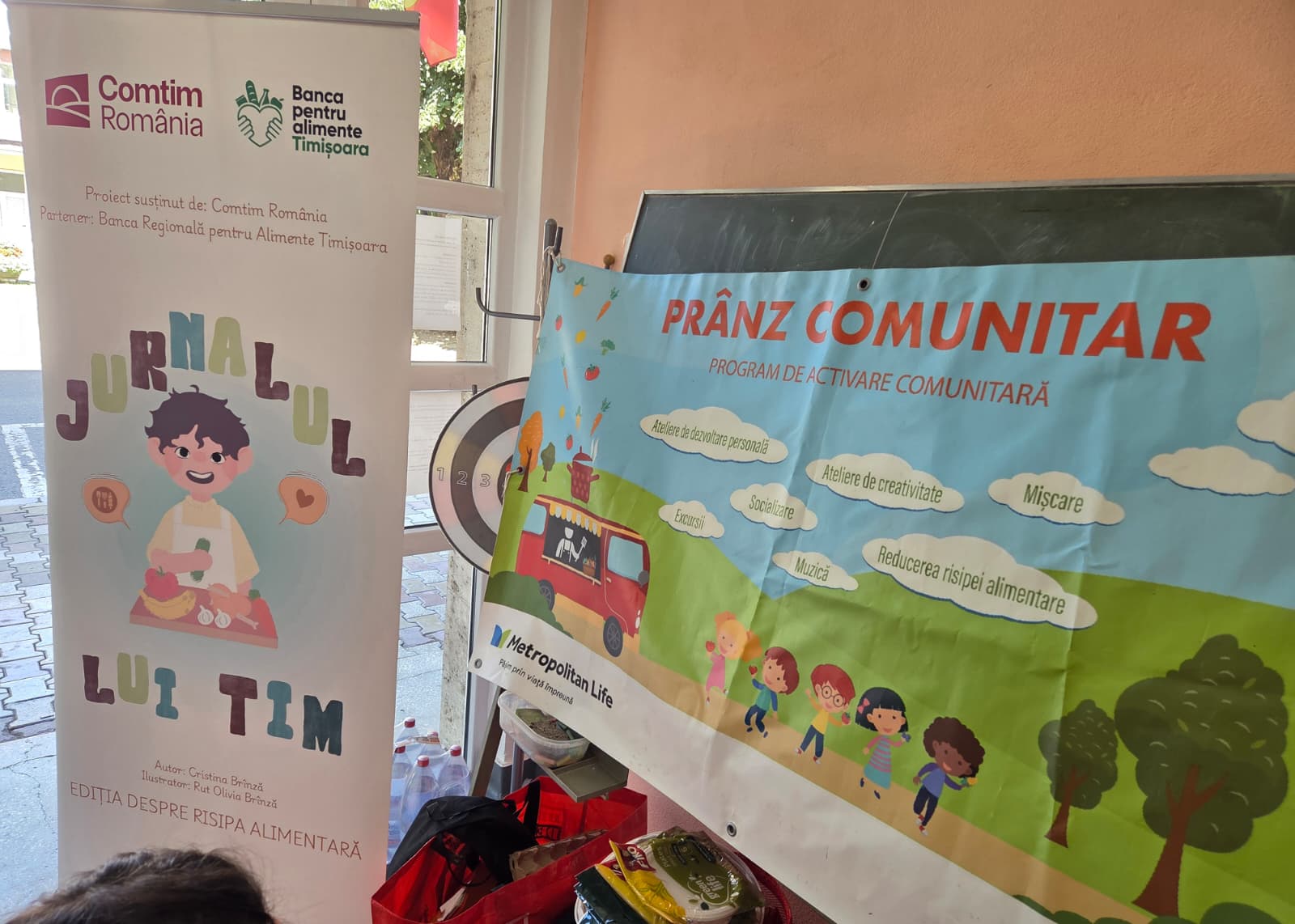 Standul Jurnalul lui Tim, susținut de Comtim România și Banca pentru Alimente Timișoara, alături de bannerul Prânz Comunitar